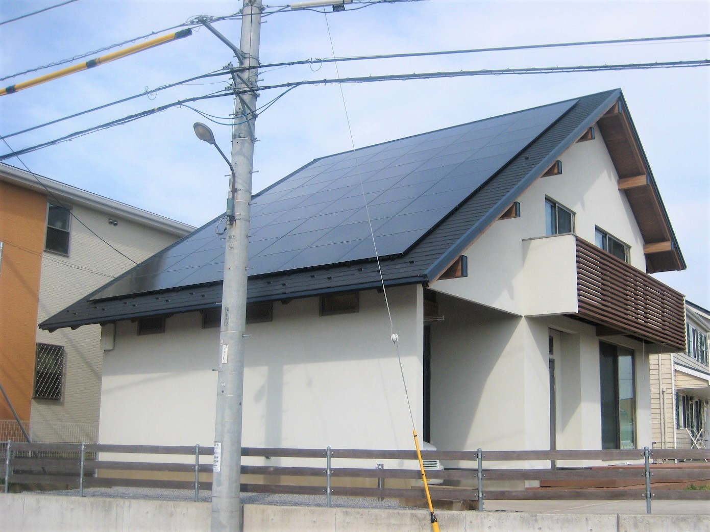 今回施工させていただいたTさまは、太陽光パネルを設置してから10年が経ち、FIT(固定価格買取制度)を卒業し、売電収益が減少したことから、電力の有効活用の必要性を感じていました。(新築時の施工事例はこちら) 始めは、蓄電池のみのご相談でしたが、、数年後にEV(電気自動車)を検討していることや、V2Hの補助金が活用できそうでしたので、蓄電地とV2Hの導入に至りました。