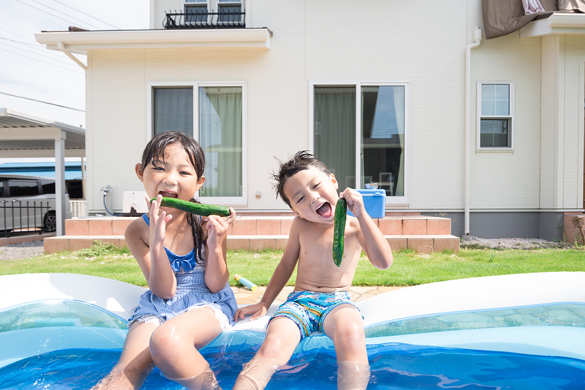 プールで遊ぶ子供の写真