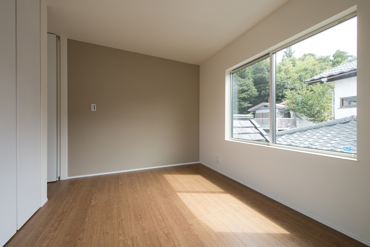大きな窓とシンプルな空間で6畳の洋室