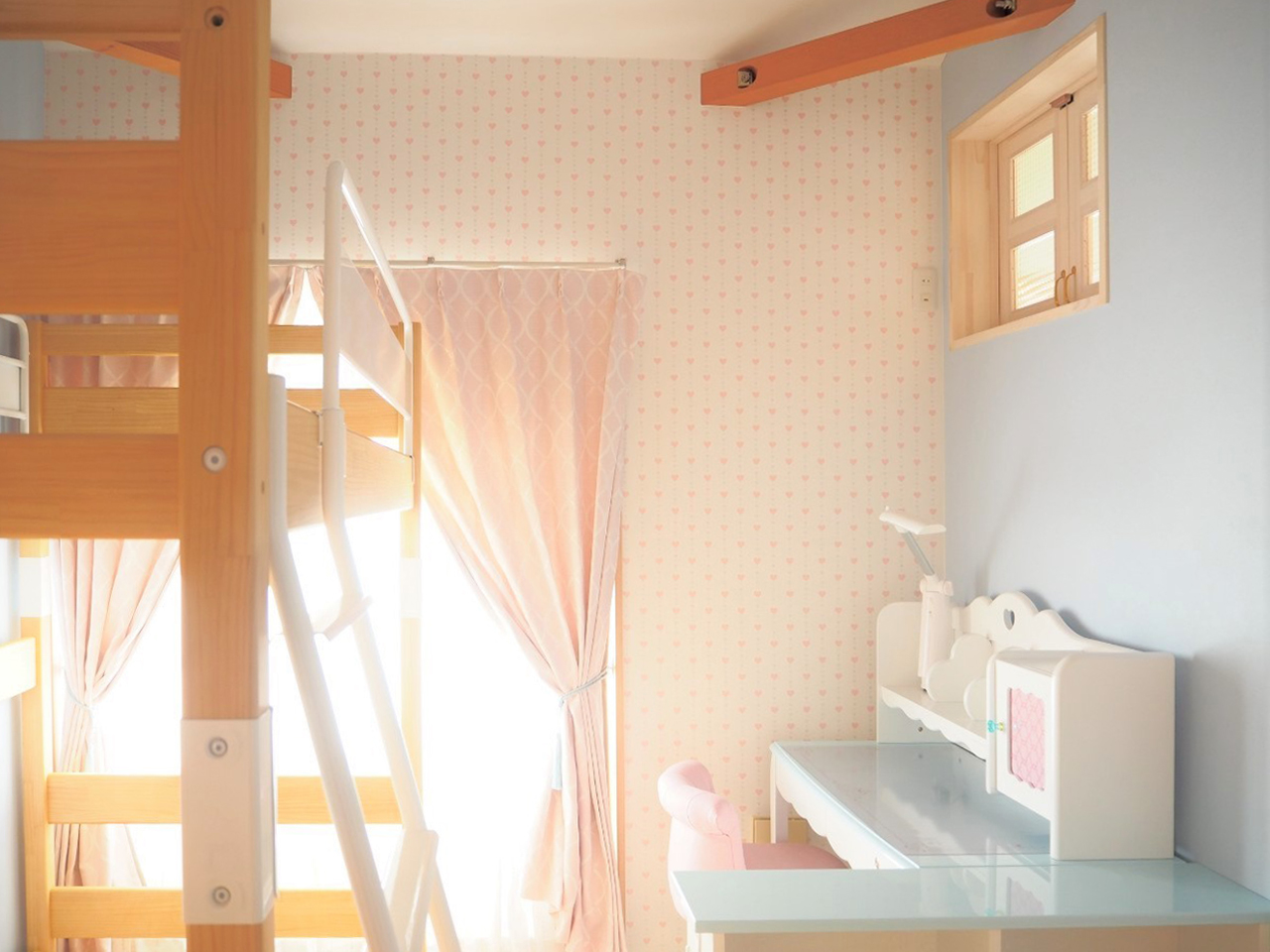 室内窓とパステルカラーのクロスで子供部屋の模様替えリフォーム